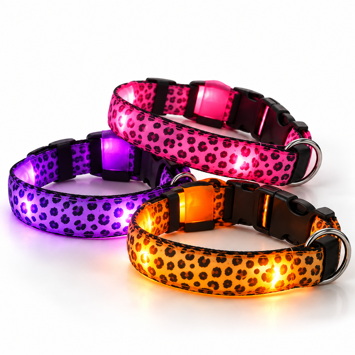 LED halsband met luipaardprint, drie oplichtende halsbanden naast elkaar op een witte achtergrond