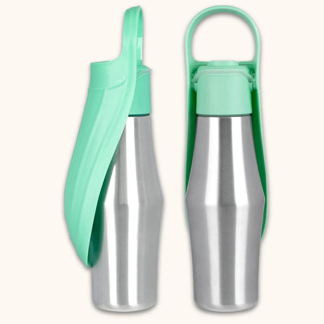 Drinkfles voor hond in het groen