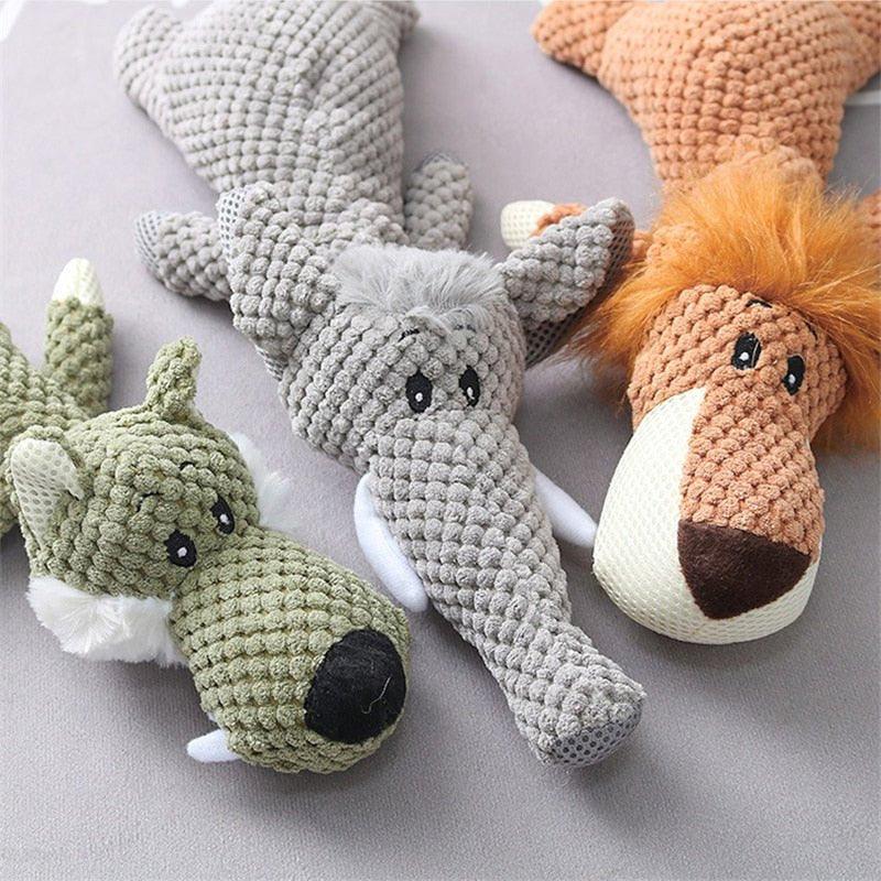 PlushHunt combi wolf en leeuw — twee pluchen hondenspeelgoed figuren witte achtergrond