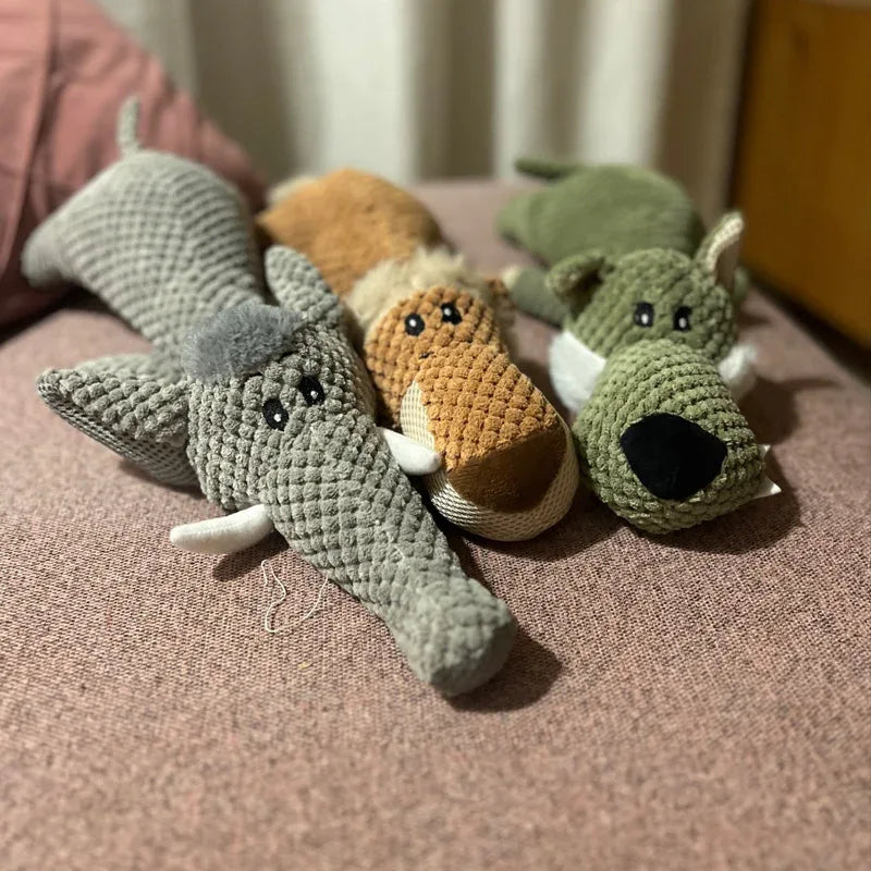 PlushHunt pluchen hondenspeelgoed drie varianten — wolf leeuw olifant met pieper