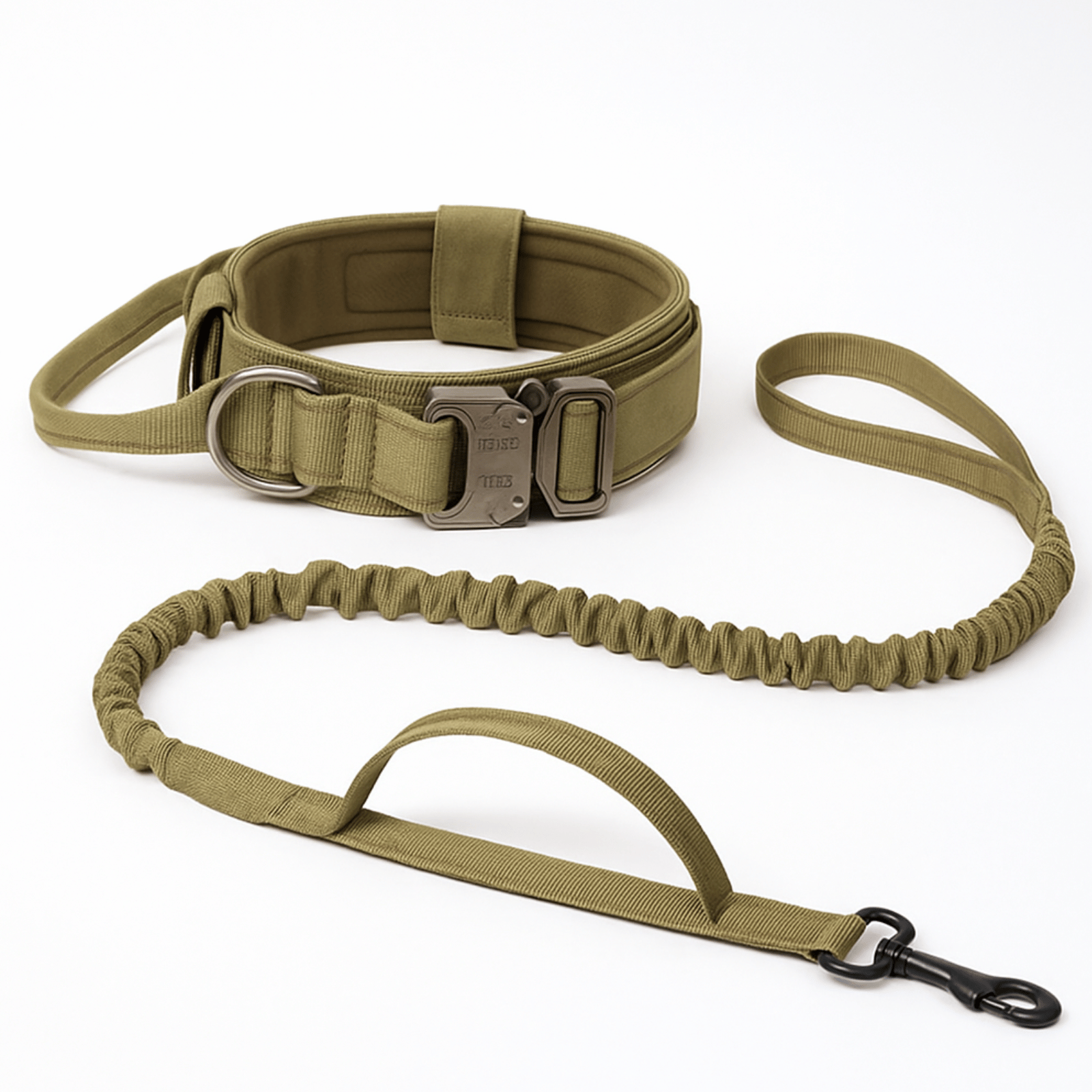 Tactische hondenhalsband met riem — khaki set op witte achtergrond