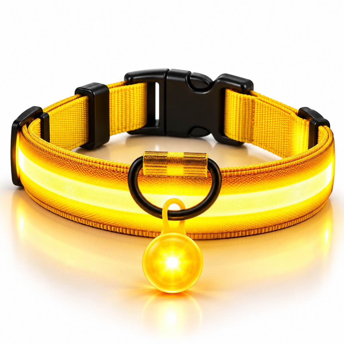 Gele led halsband met oplichtende hanger en reflecterende streep op witte achtergrond