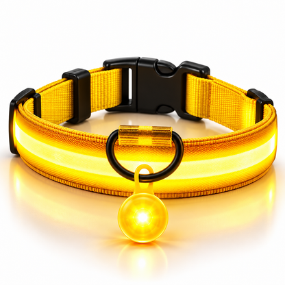 Gele led halsband met oplichtende hanger en reflecterende streep op witte achtergrond