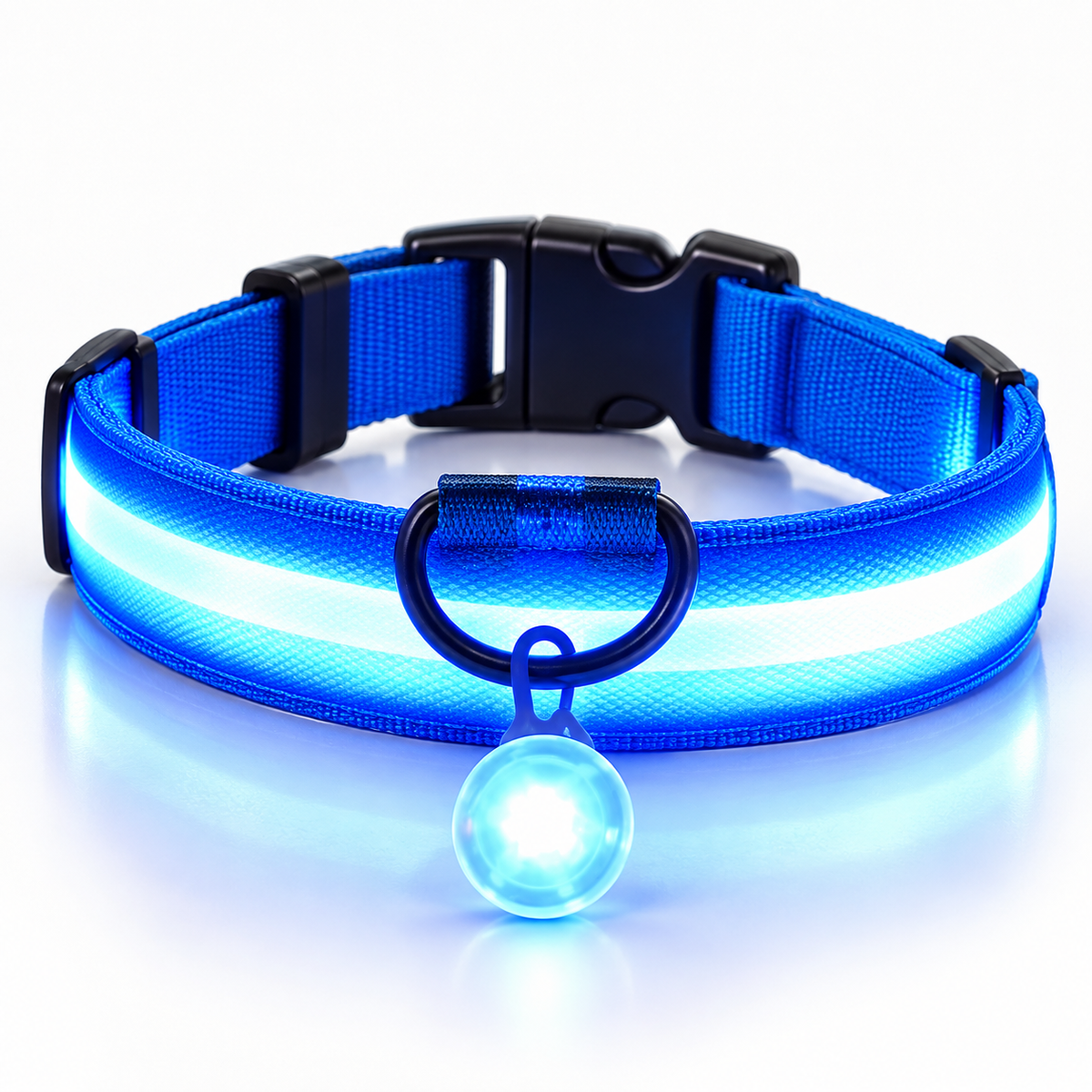Blauwe led halsband met oplichtende hanger en reflecterende band op witte achtergrond