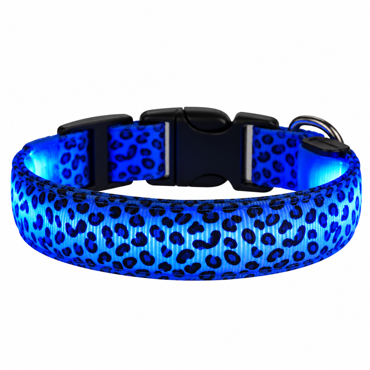 LED halsband met luipaardprint in blauw, oplichtend, met zwarte kliksluiting en metalen D-ring op witte achtergrond