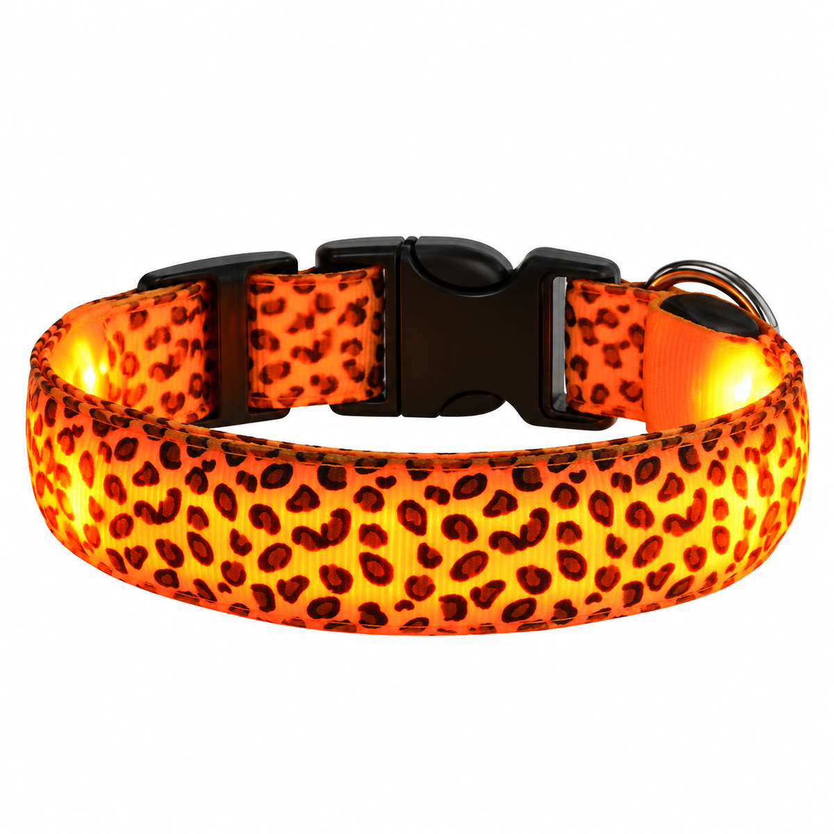 LED halsband met luipaardprint in geel, oplichtend, met zwarte kliksluiting en metalen D-ring op witte achtergrond