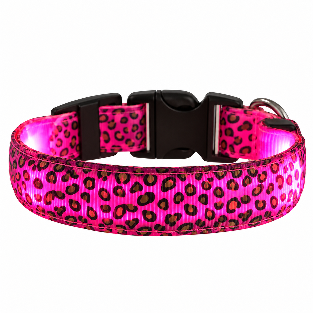 LED halsband met luipaardprint in roze, oplichtend, met zwarte kliksluiting en metalen D-ring op witte achtergrond