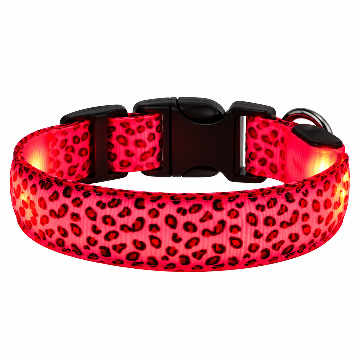 LED halsband met luipaardprint in rood, oplichtend, met zwarte kliksluiting en metalen D-ring op witte achtergrond