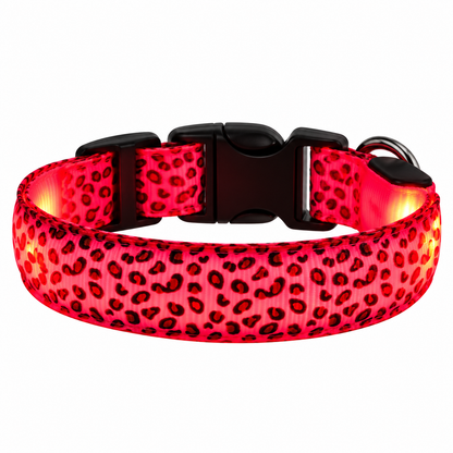 LED halsband met luipaardprint in rood, oplichtend, met zwarte kliksluiting en metalen D-ring op witte achtergrond