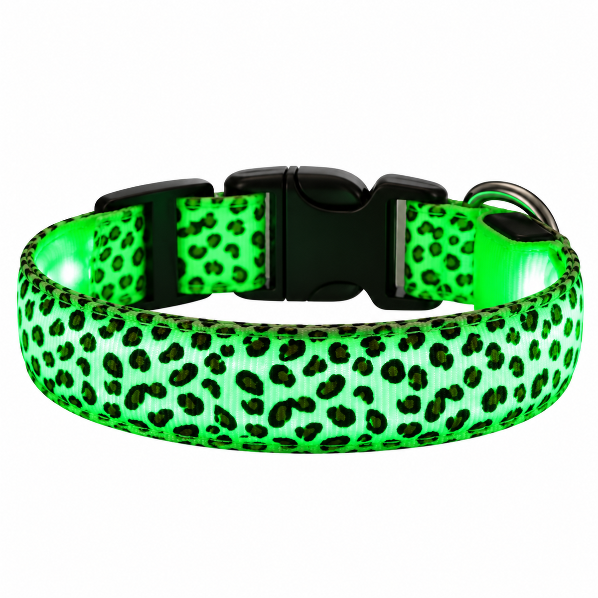 LED halsband met luipaardprint in groen, oplichtend, met zwarte kliksluiting en metalen D-ring op witte achtergrond