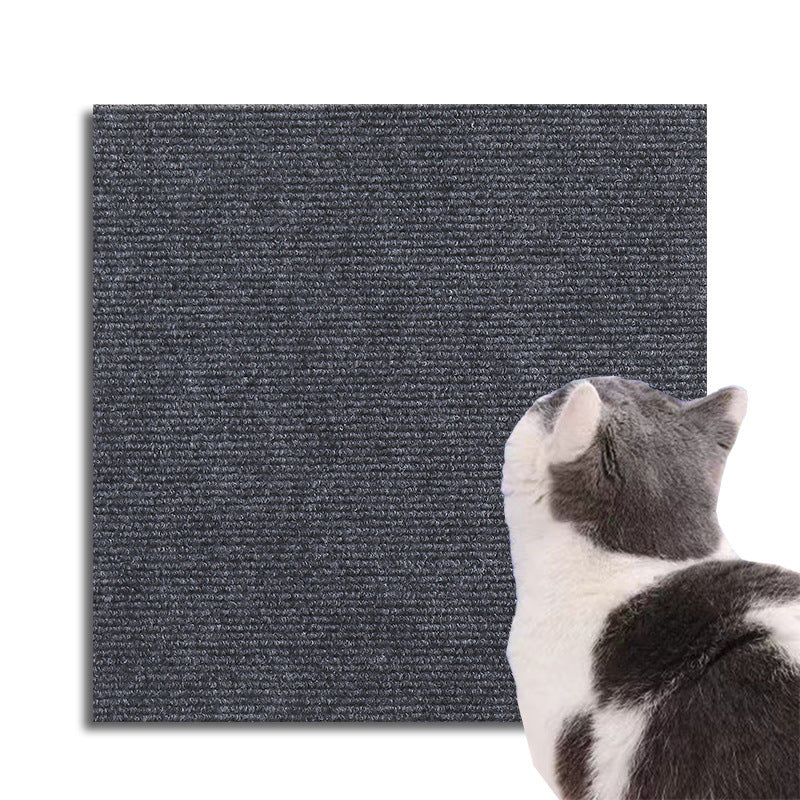 ScratchShield krabmat kat op zijkant bank — zelfklevend en discreet