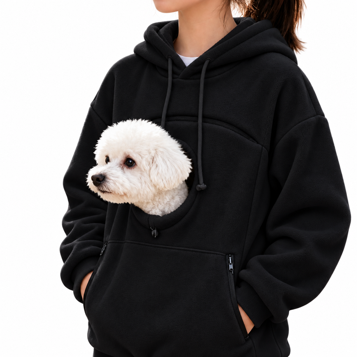 Fleece hoodie met buidel zwart — hond in de buidel, op witte achtergrond