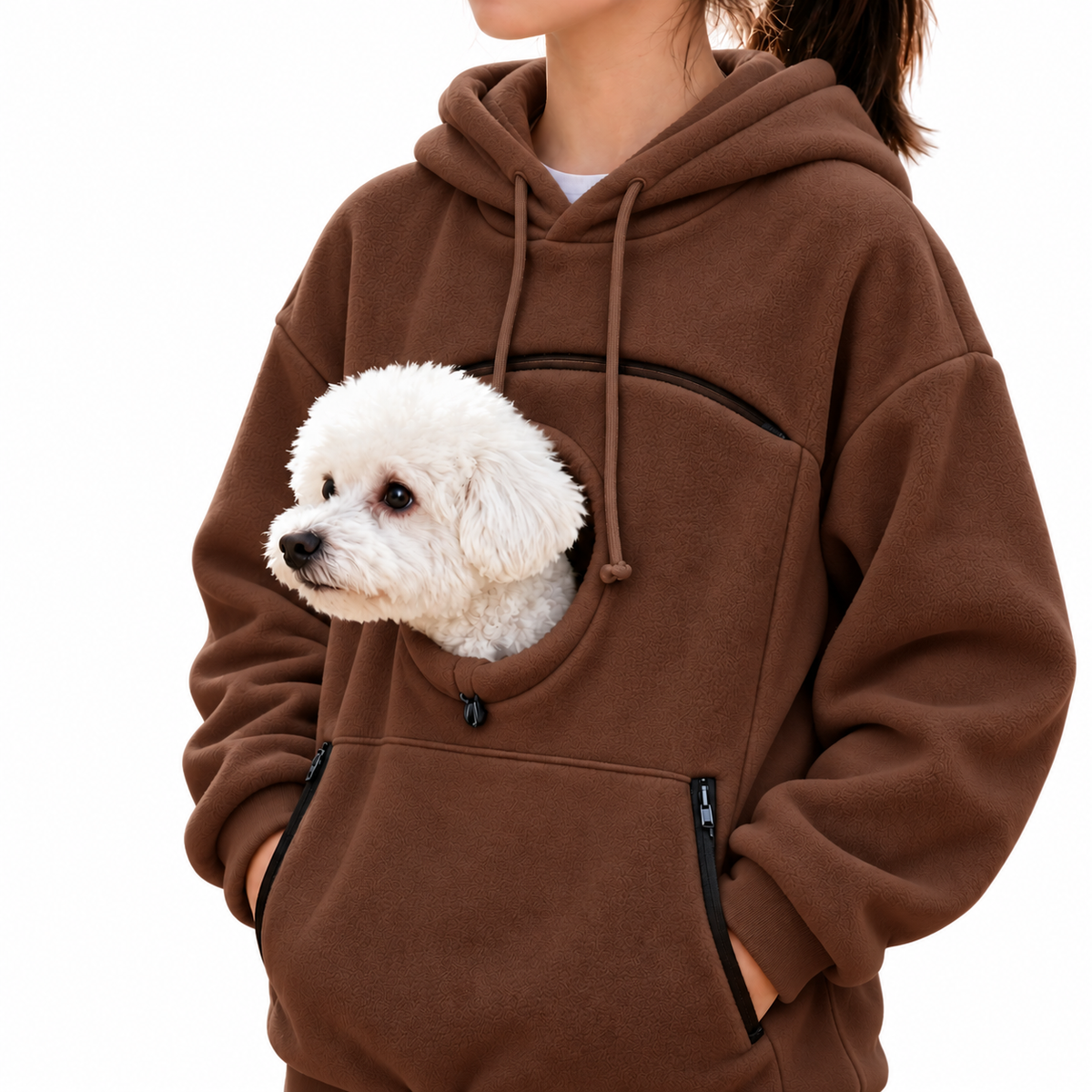 Fleece hoodie met buidel bruin — hond in de buidel, op witte achtergrond