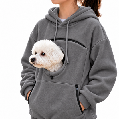 Fleece hoodie met buidel grijs — hond in de buidel, op witte achtergrond