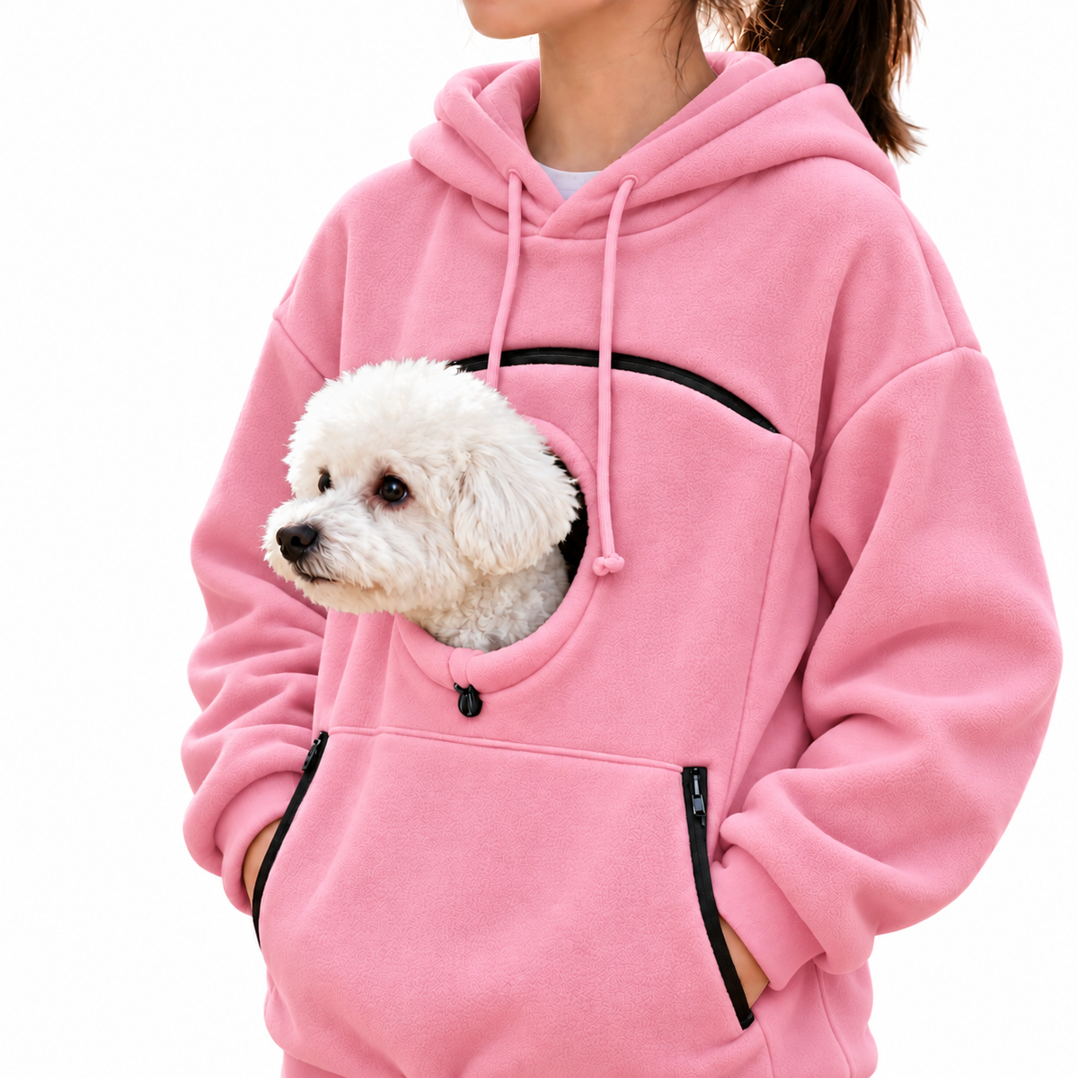 Fleece hoodie met buidel roze — hond in de buidel, op witte achtergrond