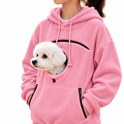 Fleece hoodie met buidel roze — hond in de buidel, op witte achtergrond