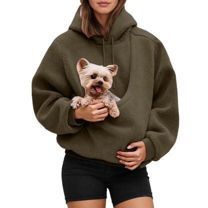 PetHoodie hoodie kleur Zwart — kat ligt comfortabel in ingebouwde buidelzak