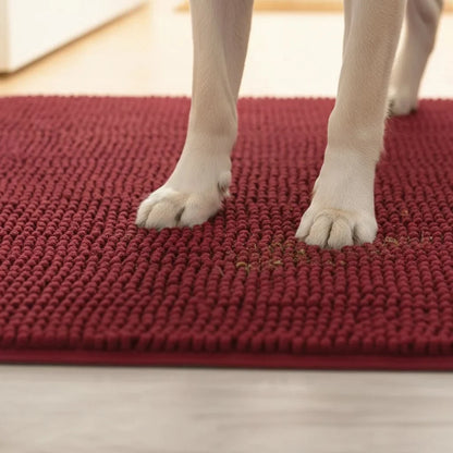 Droogloopmat hond rood — hondenpoten op de chenille mat