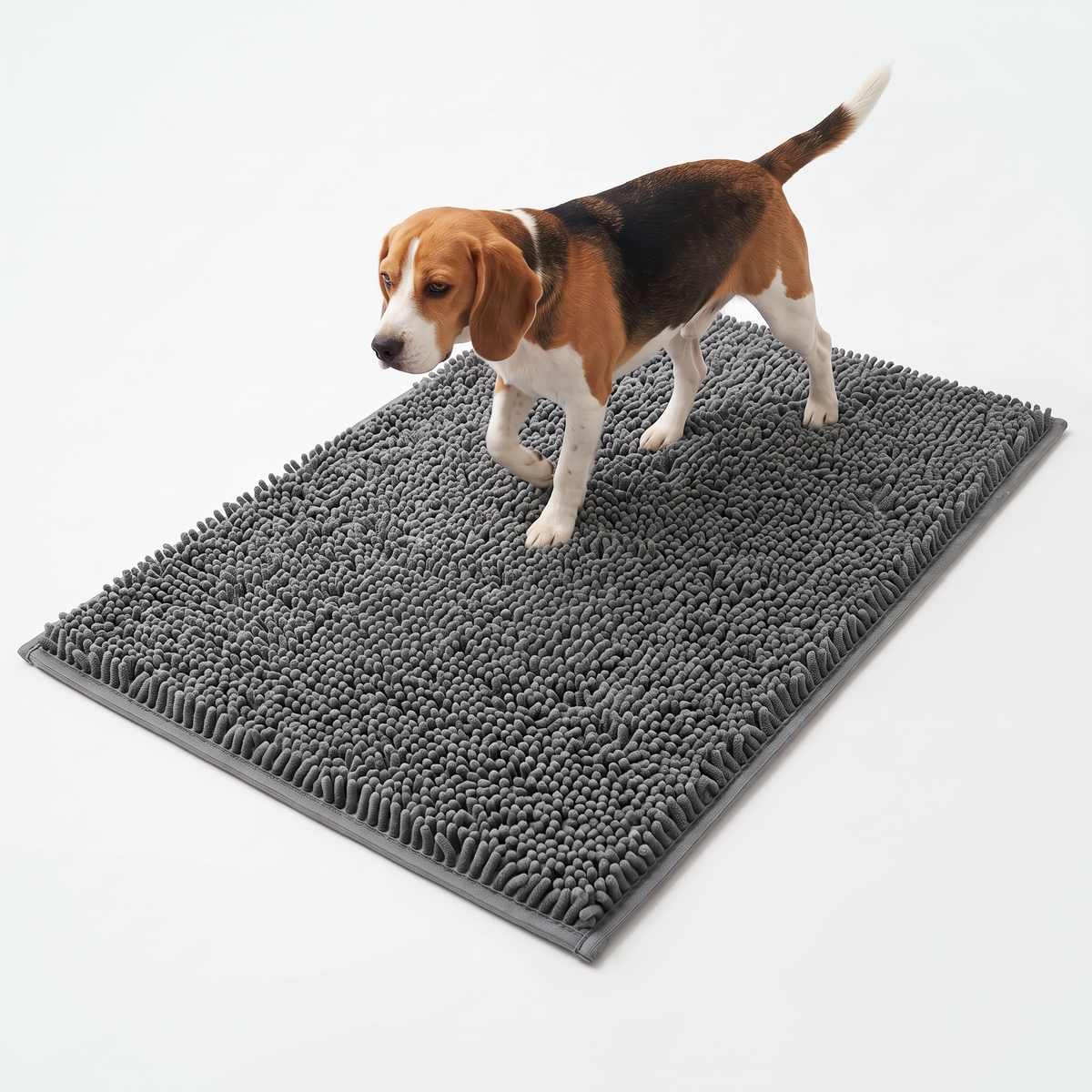 Droogloopmat hond van chenille — beagle loopt over de mat