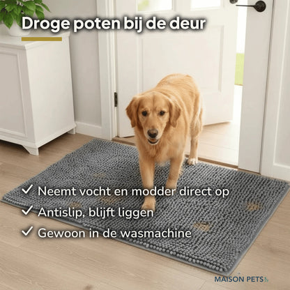 Droogloopmat hond grijze chenille mat bij de voordeur — golden retriever stapt van buiten naar binnen