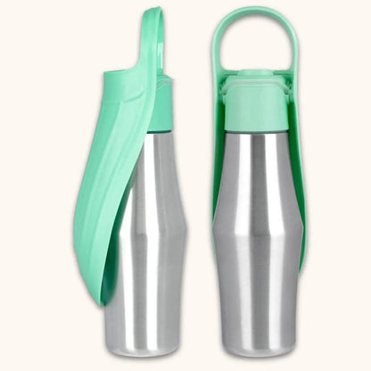 Drinkfles voor hond in het groen