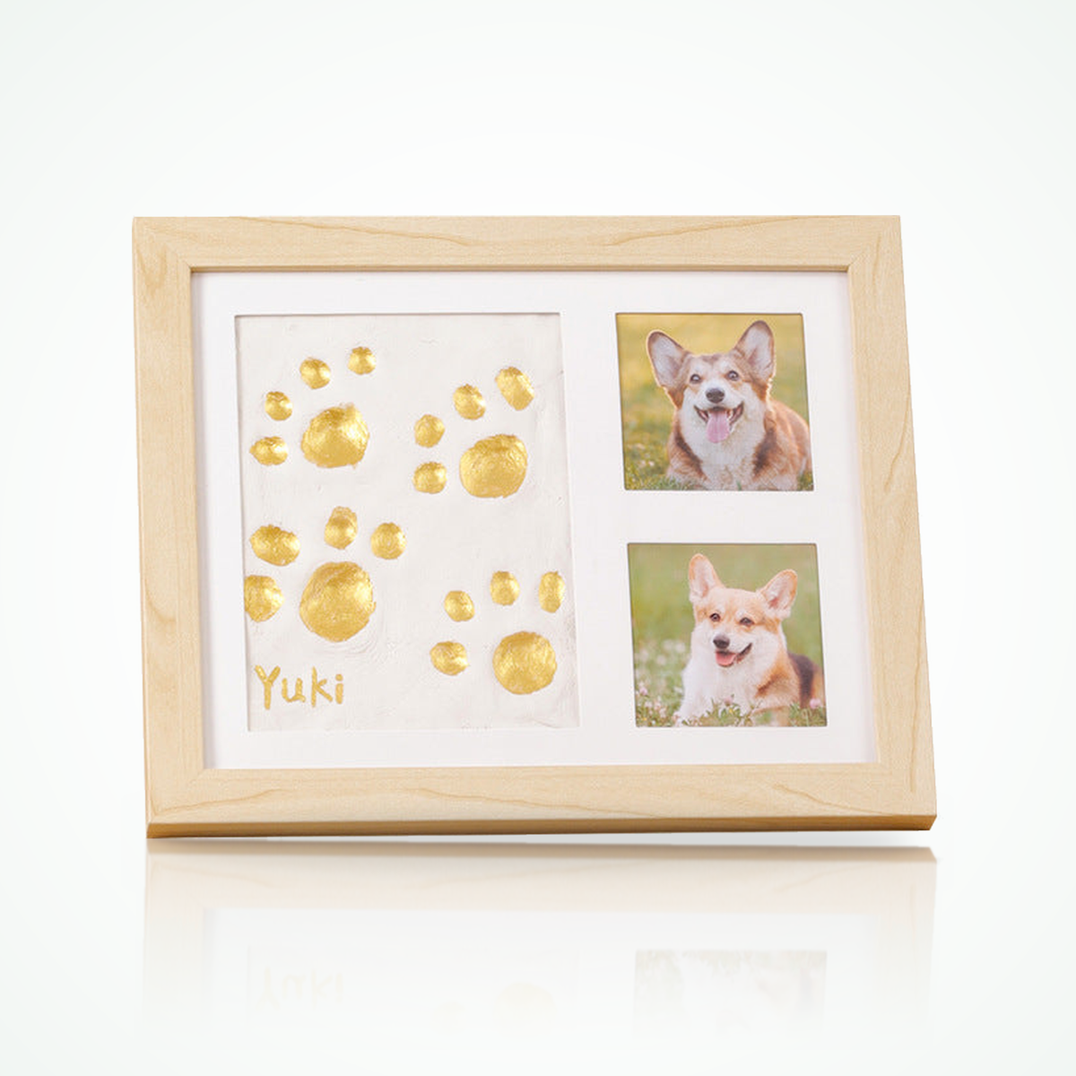 Pootafdruk kleiset met fotolijst in naturel houten lijst met gouden kleiafdrukken — corgi in twee foto's