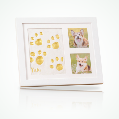 Pootafdruk kleiset met fotolijst in witte lijst met gouden kleiafdrukken — corgi in twee foto's