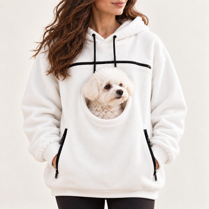 Fleece hoodie met buidel in wit — kleine witte hond kijkt uit ronde voorbuidel, neutrale achtergrond