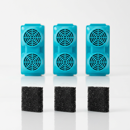 Vervangingsfilters AquaFlow drinkfontein hond — 3 koolstoffilters en 3 sponzen op witte achtergrond