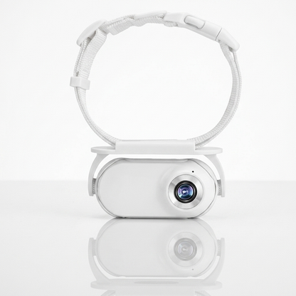 Halsbandcamera voor kat en hond, witte variant — mini videocamera op witte ondergrond