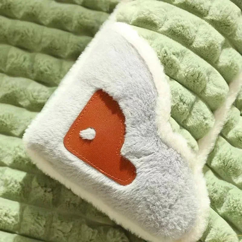 Orthopedisch hondenbed hoes detail — oranje hartvormig logo op witte pluche rand