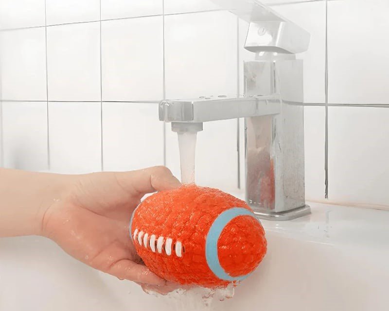 SplashBall drijvende hondenbal zijkant — stevige TPR constructie voor kauwen