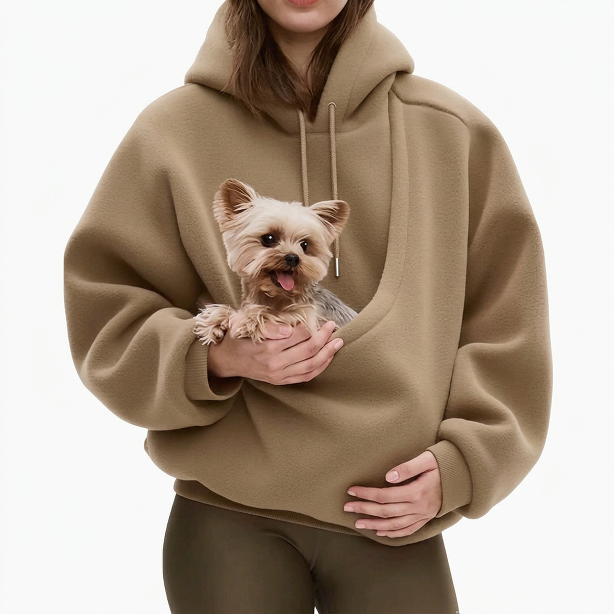Kangoeroe Hoodie met huisdier buidel camel — Yorkshire Terrier in de buidel op witte achtergrond