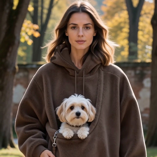 Kangoeroe Hoodie met huisdier buidel in coffee, vrouw in park — kleine hond zit comfortabel in buidel