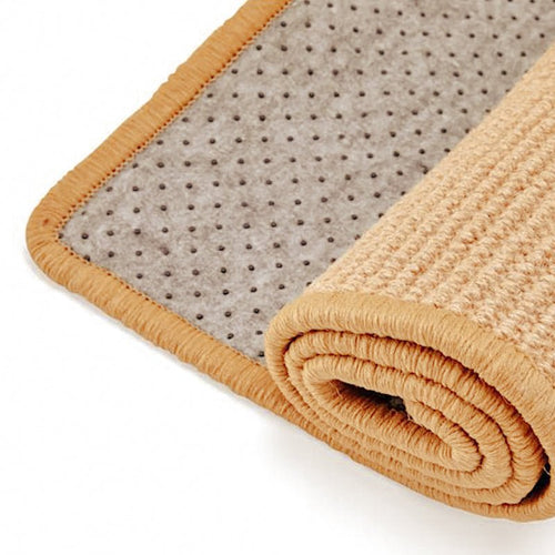 Krabmat kat sisal — kat krabt op bruine sisalmat op de vloer
