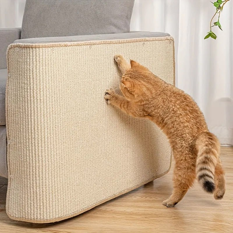 Krabmat kat sisal — kat gebruikt mat voor klauwverzorging op houten vloer
