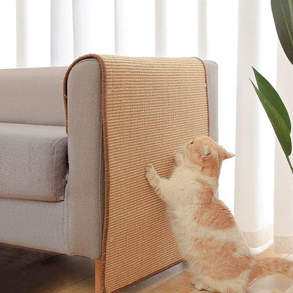 Krabmat kat sisal maat M — kat strekt zich uit op sisalmat naast de bank