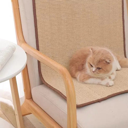 Krabmat kat sisal naturel — zijaanzicht van mat op houten frame