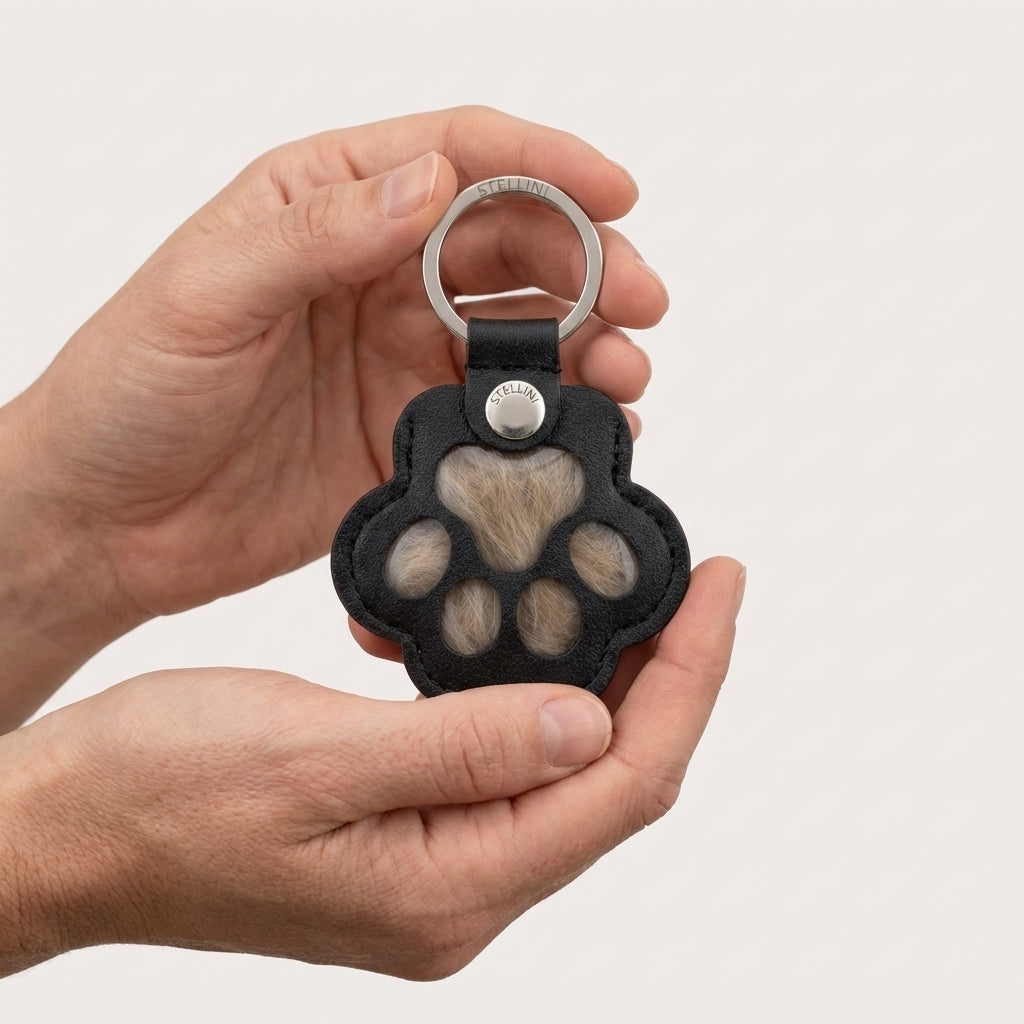 FurKeep lifestyle — hanger in hand van baasje, aandenken aan hond of kat