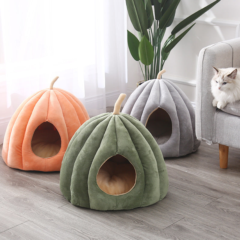 Overdekte kattenmand pompoen — knus kattenhuis om weg te kruipen