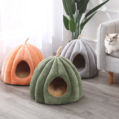 Overdekte kattenmand pompoen — knus kattenhuis om weg te kruipen