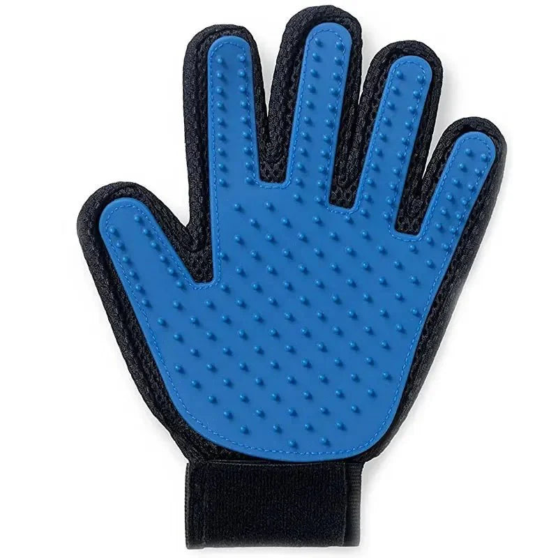 Siliconen verzorgingshandschoen hond blauw — hand met handschoen aait hond
