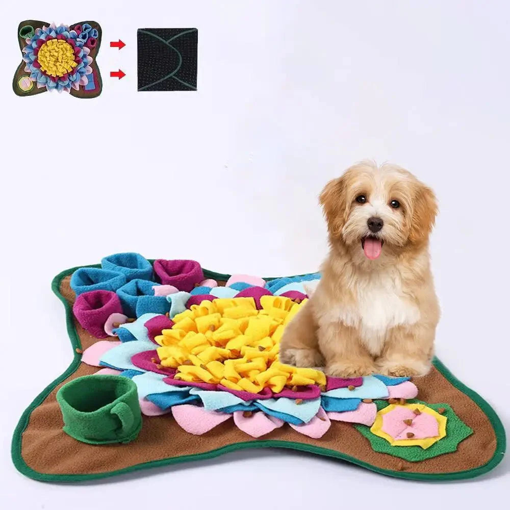 SnufflePad snuffelmat — hond snuffelt brokken uit zachte velvet vezels