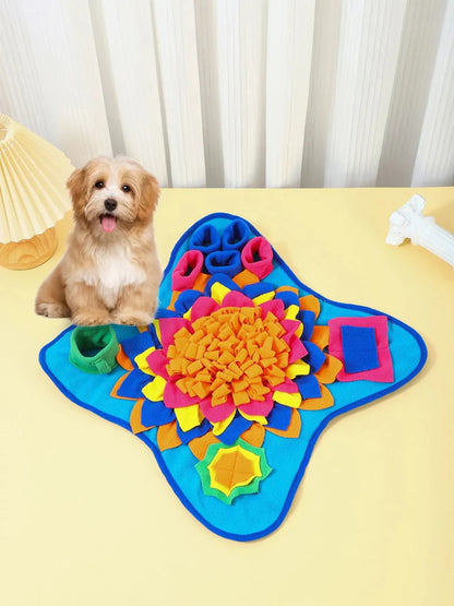 SnufflePad snuffelmat hond — brokken verstopt tussen fleece vezels bovenaanzicht