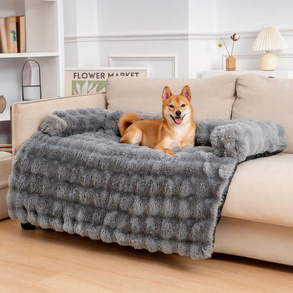 Hondenmand sofa beschermhoes pluche grijs — hond ligt op bank