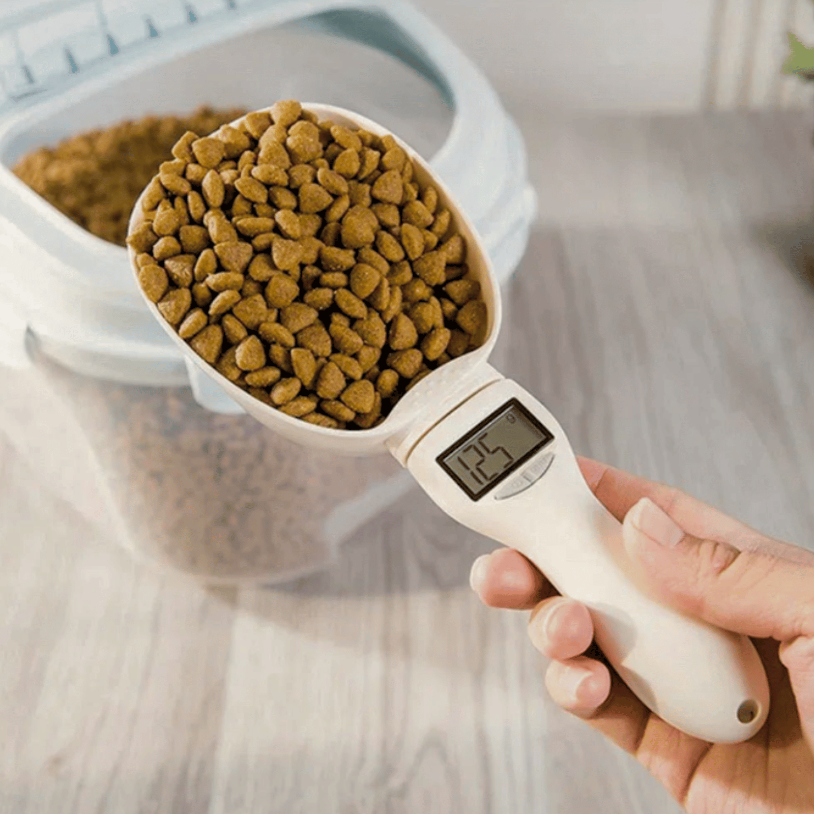 ScoopScale voerschep weegschaal detail — LED-display toont grammen