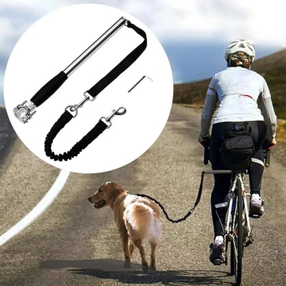 Fietsbeugel hond handsfree — fietser met een hond aan de stang op een landweg, product uitgelicht