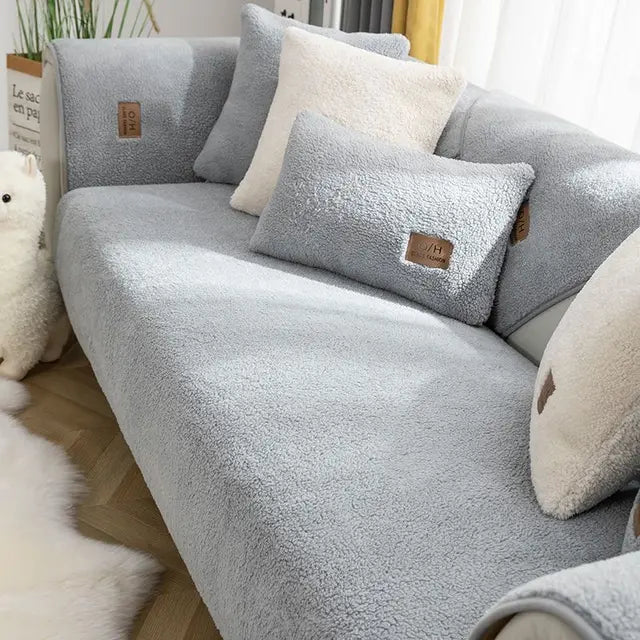 Varda Bankhoes beige op fauteuil — stijlvolle bankbescherming voor huisdieren